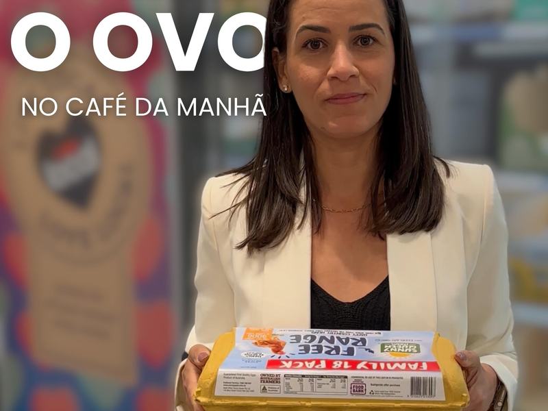 Silvia segurando uma caixa de ovos no mercado