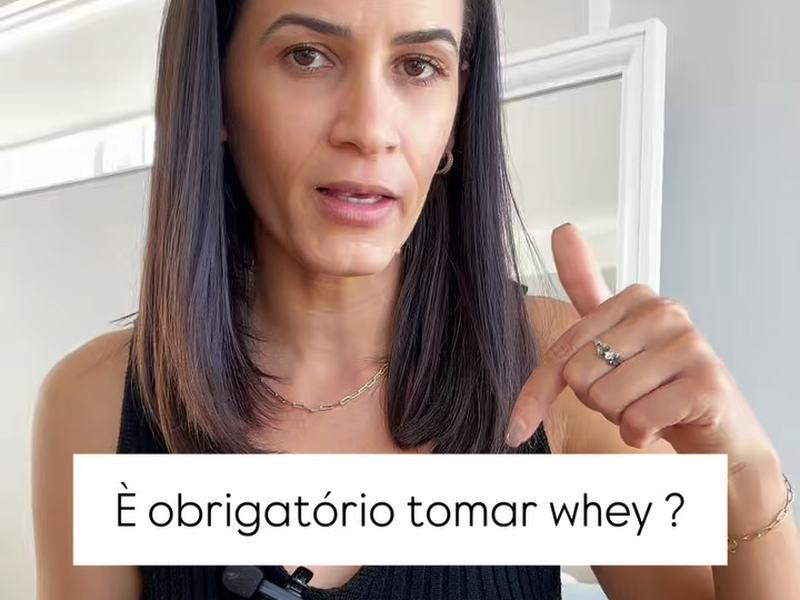 Ovos e whey lado a lado sobre a bancada