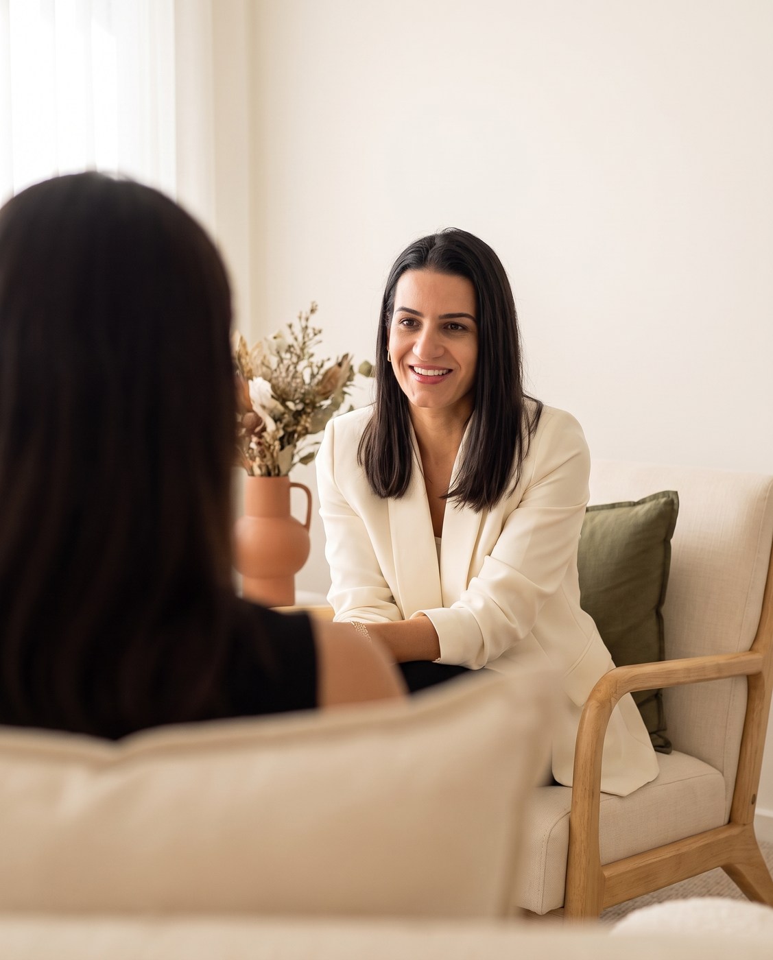 Silvia Melo conversando com uma cliente durante um atendimento