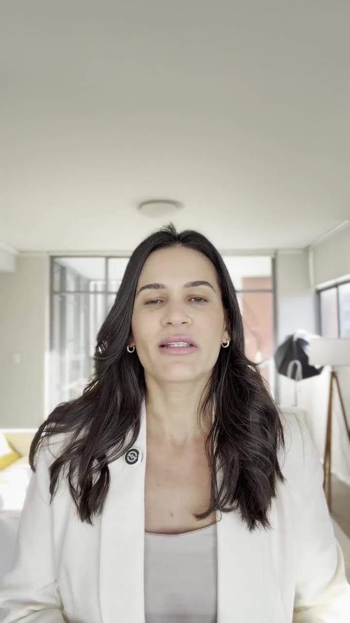 Silvia Melo falando para a camera